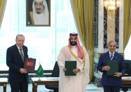 Leaders of Saudi Arabia, Pakistan and Türkiye during the signing of the Mecca Joint Defence Agreement.