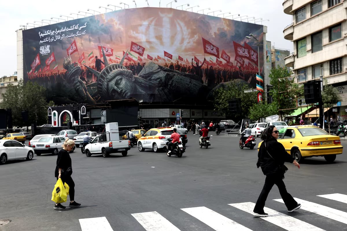 Proposed Hormuz Deal Could Give Iran Greater Control Over Gulf Shipping as Negotiations Continue Cargo ships transiting the Strait of Hormuz during ongoing Iran-Oman negotiations over Gulf shipping control.