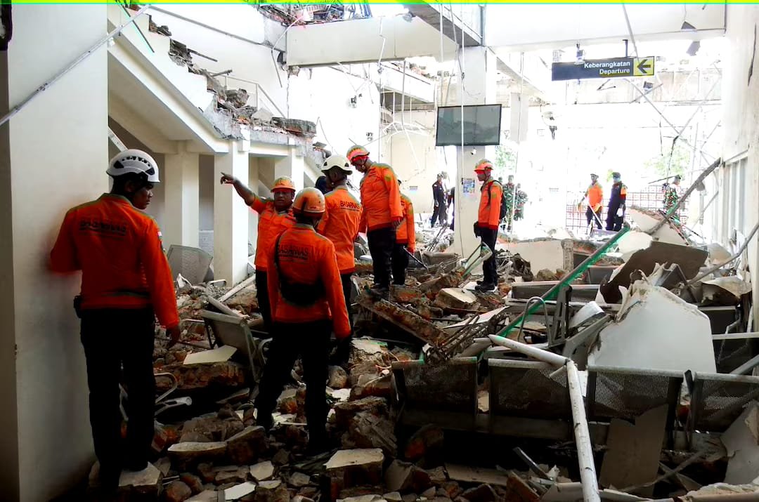 Indonesia earthquake magnitude 7.7 causes deaths and building damage in East Nusa Tenggara