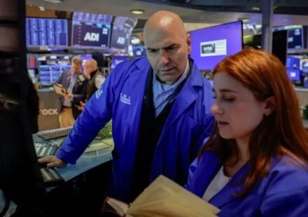 Traders monitor stock market movements as S&P 500 reaches record high after strong earnings and AI-driven rally.
