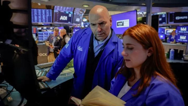 Traders monitor stock market movements as S&P 500 reaches record high after strong earnings and AI-driven rally.