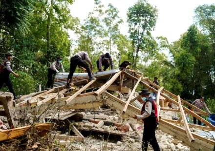 Indonesia earthquake kills 51 and forces thousands to evacuate