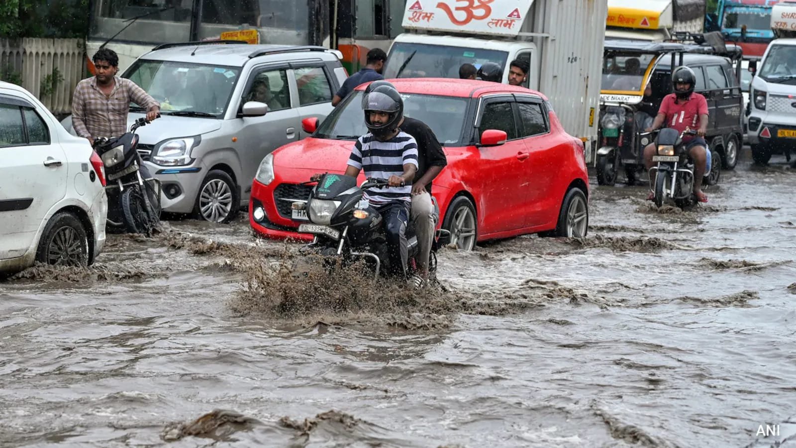 Delhi Rains: Roads Flooded, Traffic Grinds to a Halt Across NCR After Hours of Downpour Waterlogged road in Delhi after heavy rainfall caused traffic congestion across NCR.