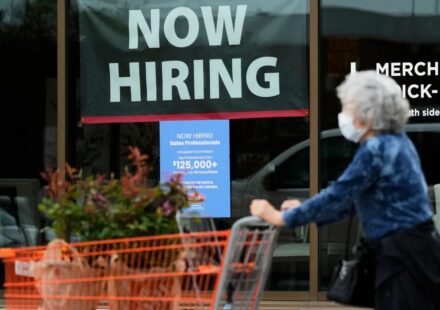 Job seekers attend a career fair in Dallas as the US July 2026 jobs report shows payroll losses and a 4.1% unemployment rate.