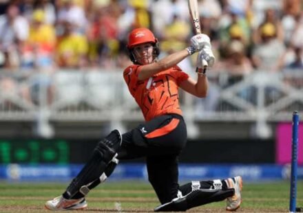 Annabel Sutherland celebrates after guiding Sunrisers Leeds to victory over London Spirit in The Hundred Women's Competition 2026.