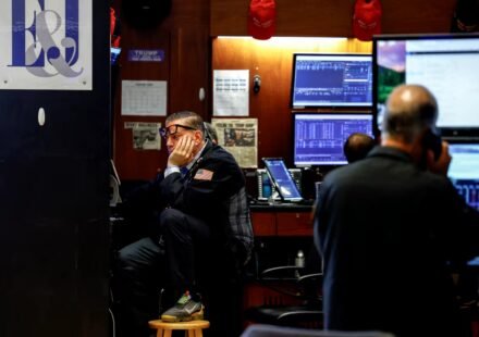 Traders work on the floor of the New York Stock Exchange during mixed trading on August 6, 2026.
