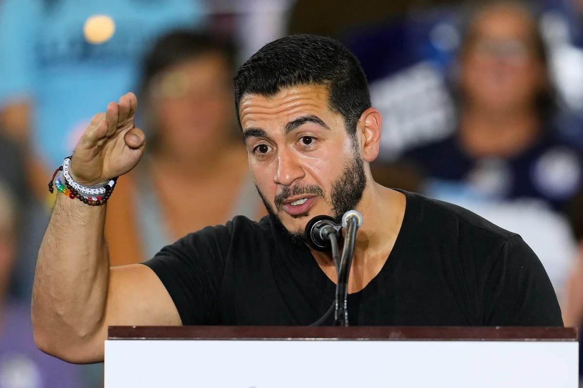 Abdul El-Sayed Talks With Obama as Michigan Democrats Seek Unity Abdul El-Sayed speaks with Barack Obama as Michigan Democrats seek unity
