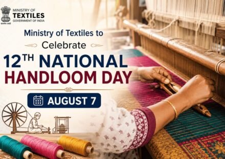 President Droupadi Murmu and handloom weavers during the National Handloom Day 2026 celebration in New Delhi.