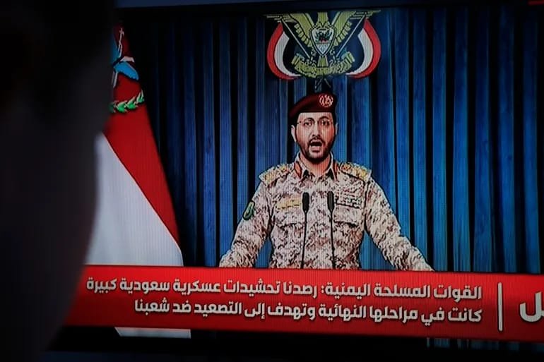 Houthi supporters gather in Sanaa as tensions escalate following missile and drone attacks on Yemeni government forces.
